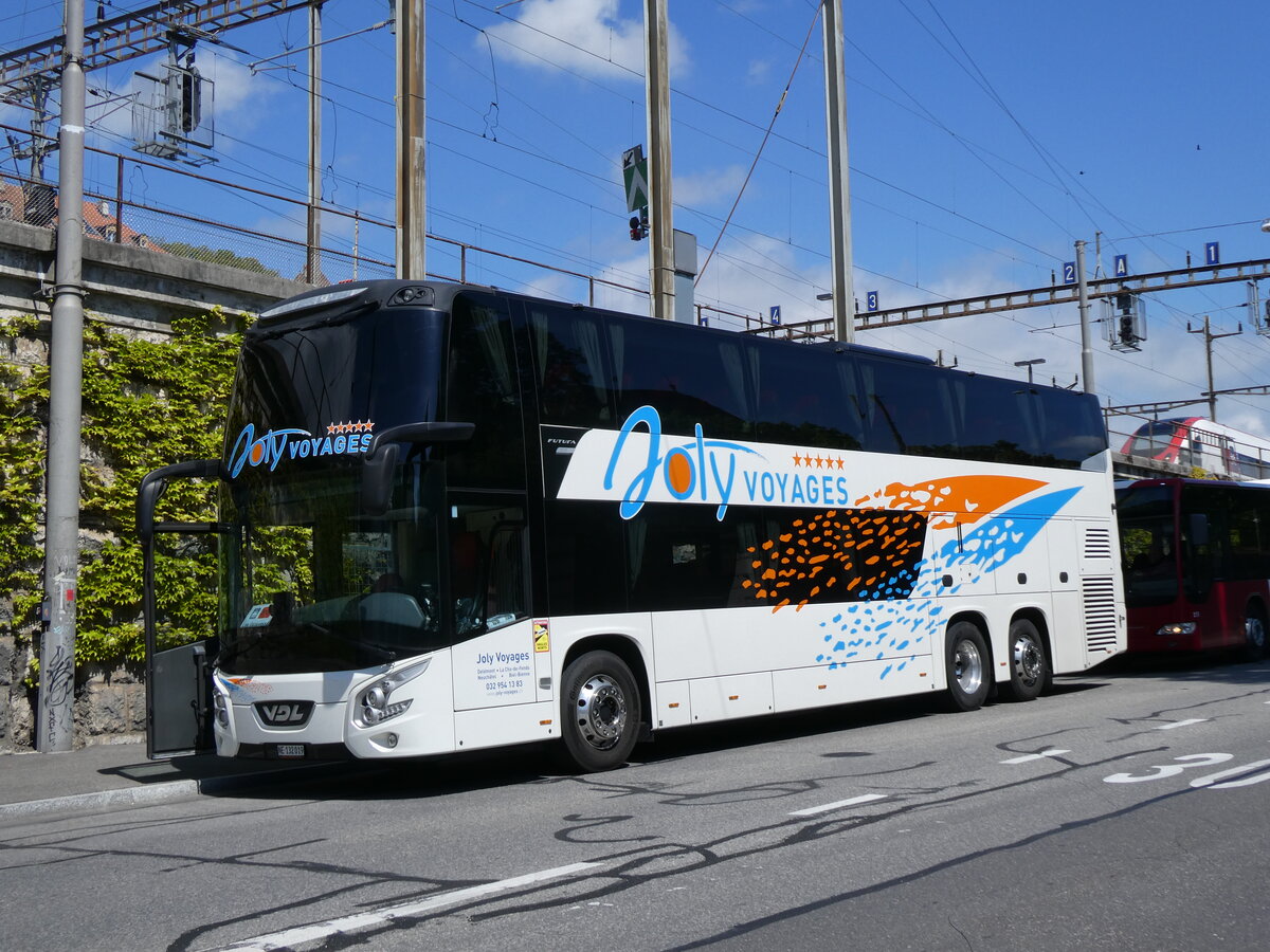 (274'287) - Joly Voyages, Les Breuleux - NE 132'019 - VDL am 26. April 2025 beim Bahnhof Neuchtel