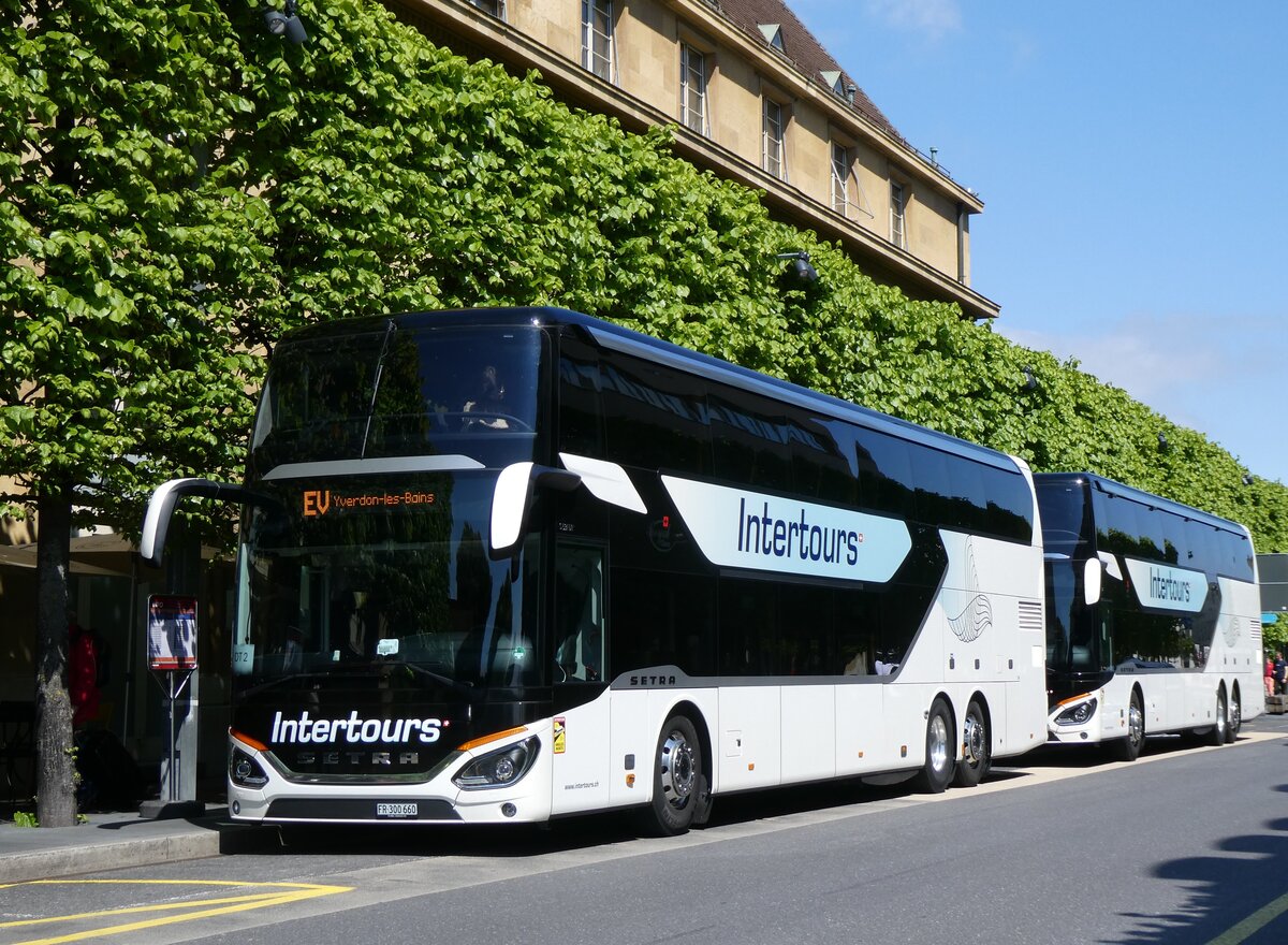 (274'290) - Intertours, Domdidier - FR 300'660 - Setra am 26. April 2025 beim Bahnhof Neuchtel