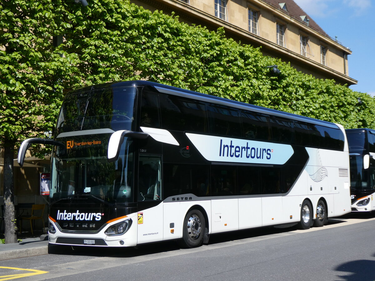 (274'291) - Intertours, Domdidier - FR 300'660 - Setra am 26. April 2025 beim Bahnhof Neuchtel