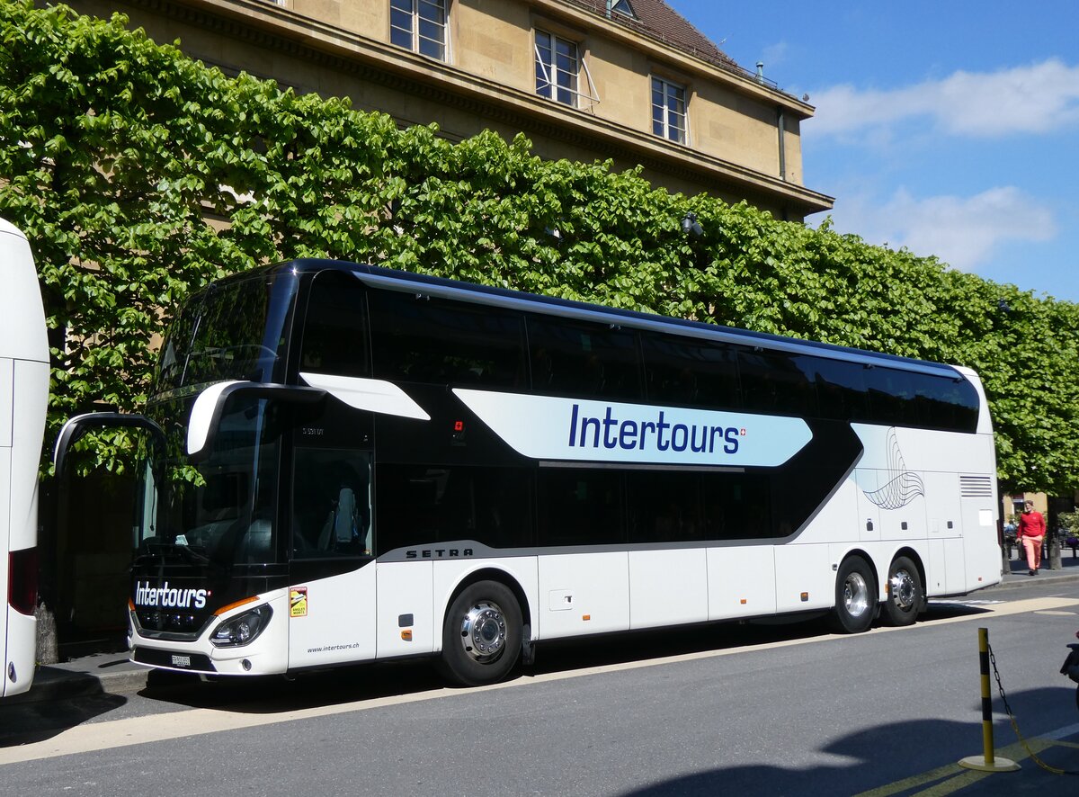 (274'292) - Intertours, Domdidier - FR 300'651 - Setra am 26. April 2025 beim Bahnhof Neuchtel