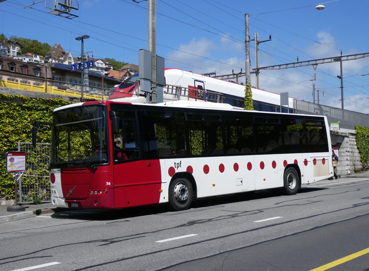 (274'295) - TPF Fribourg - Nr. 36/FR 300'358 - Volvo am 26. April 2025 beim Bahnhof Neuch�tel