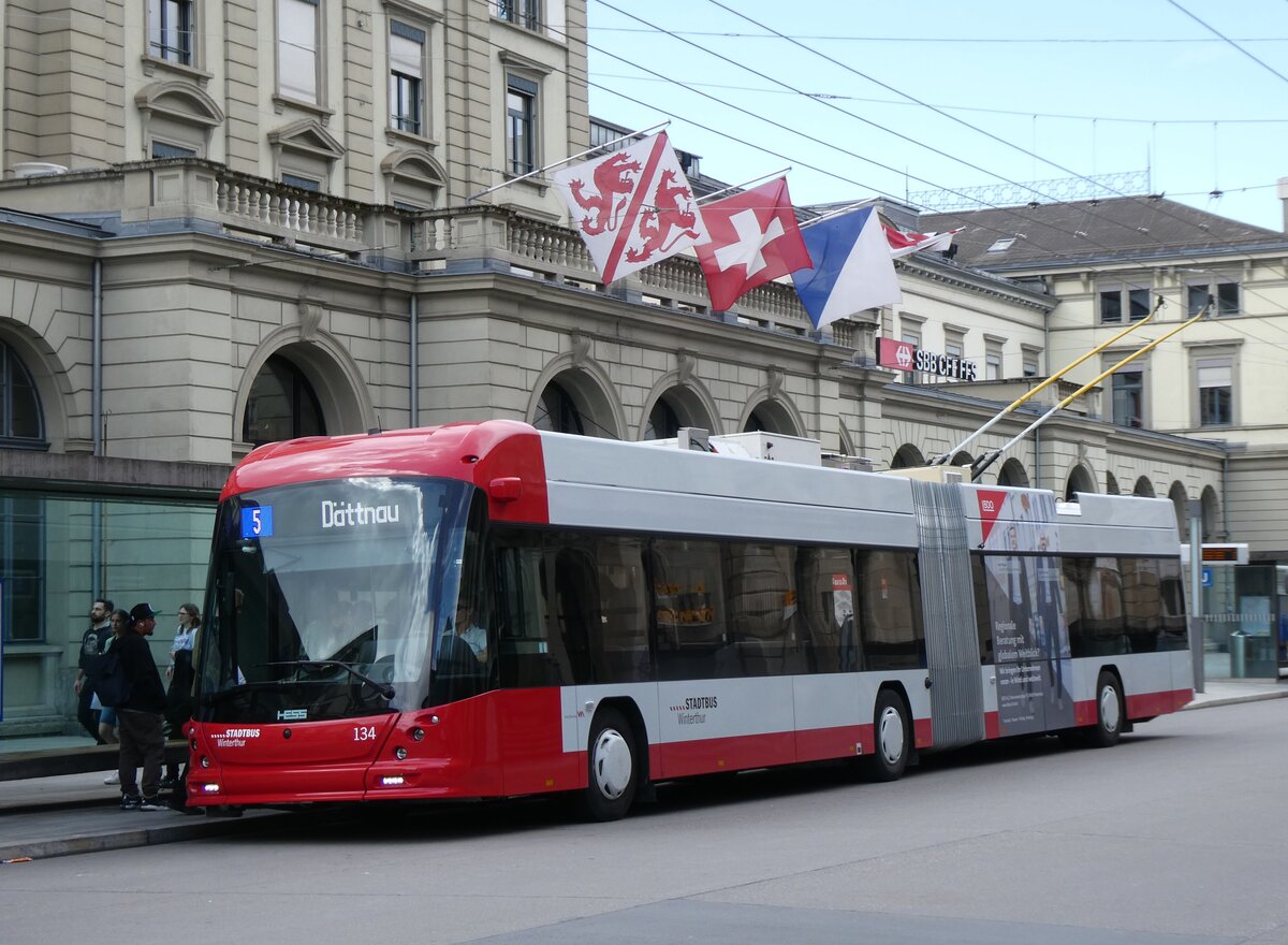 (274'636) - SW Winterthur - Nr. 134 - Hess/Hess Gelenktrolleybus am 3. Mai 2025 beim Hauptbahnhof Winterthur
