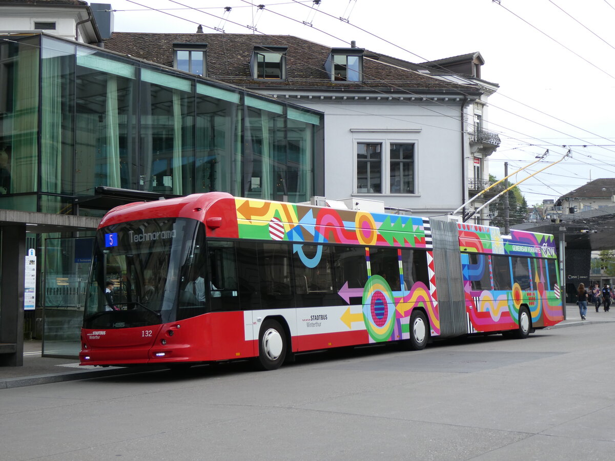(274'639) - SW Winterthur - Nr. 132 - Hess/Hess Gelenktrolleybus am 3. Mai 2025 beim Hauptbahnhof Winterthur