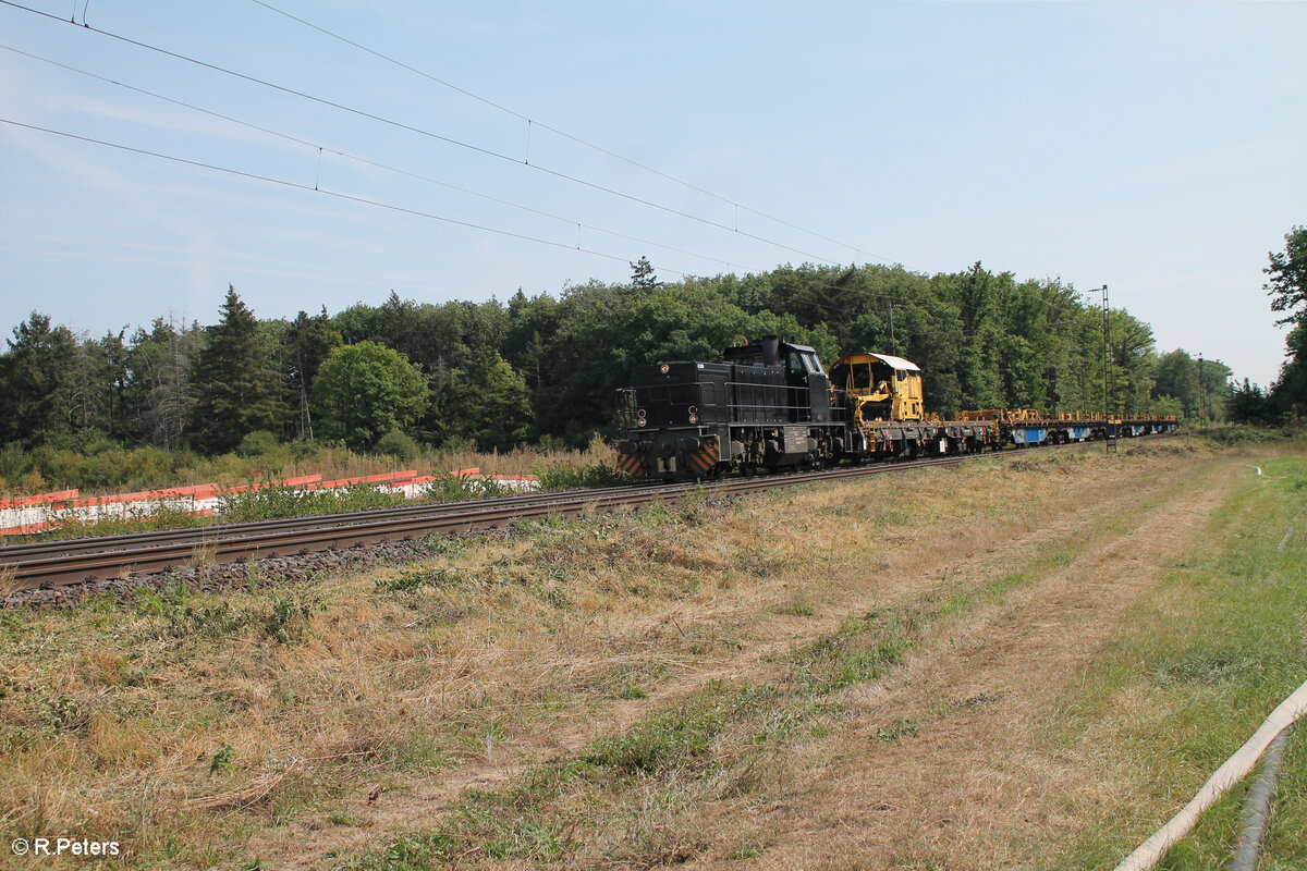 275 615-3 zieht mit einem Bauzug durch die Netztrennstelle Mainz Bischofsheim. 01.09.24
