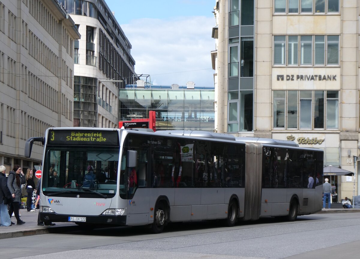 (275'085) - VHH Hamburg - Nr. 1151/PI-OX 122 - Mercedes am 8. Mai 2025 in Hamburg, Rathausmarkt