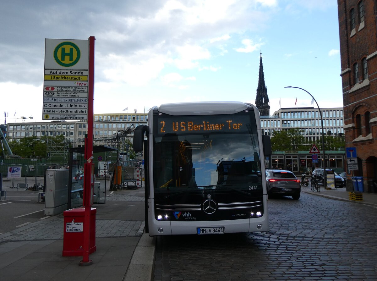 (275'240) - VHH Hamburg - Nr. 2441/HH-V 8441 - eMercedes am 8. Mai 2025 in Hamburg, Auf dem Sande