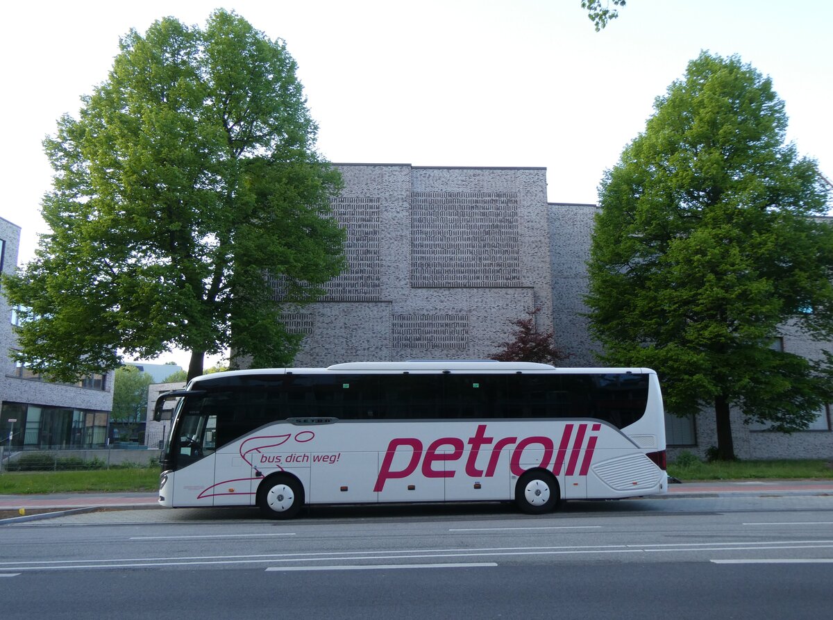 (275'244) - Petrolli, Niederschach - VS-PR 4400 - Setra am 8. Mai 2025 in Hamburg, Eiffestrasse
