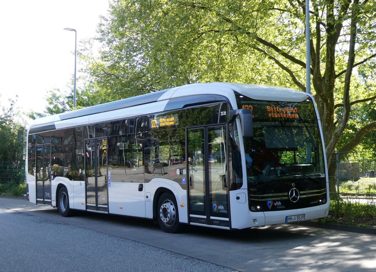 (275'272) - VHH Hamburg - Nr. 2539/HH-V 8539 - eMercedes am 9. Mai 2025 beim Hauptbahnhof Hamburg