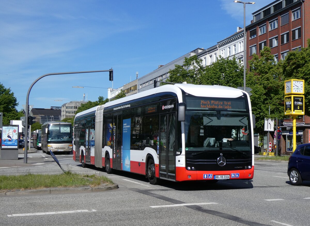 (275'282) - HHA Hamburg - Nr. 3104/HH-YB 3104 - eMercedes am 9. Mai 2025 beim Hauptbahnhof Hamburg