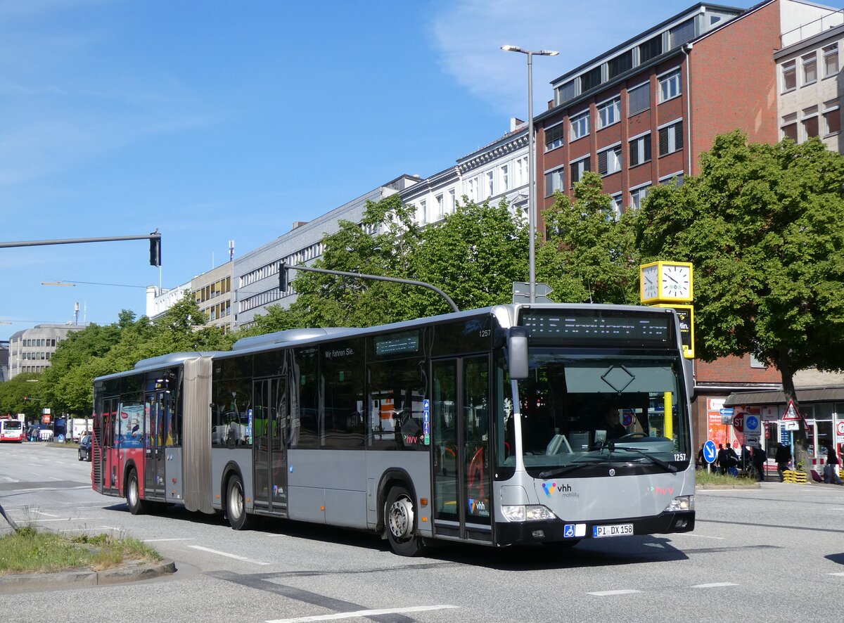 (275'284) - VHH Hamburg - Nr. 1257/PI-DX 158 - Mercedes am 9. Mai 2025 beim Hauptbahnhof Hamburg