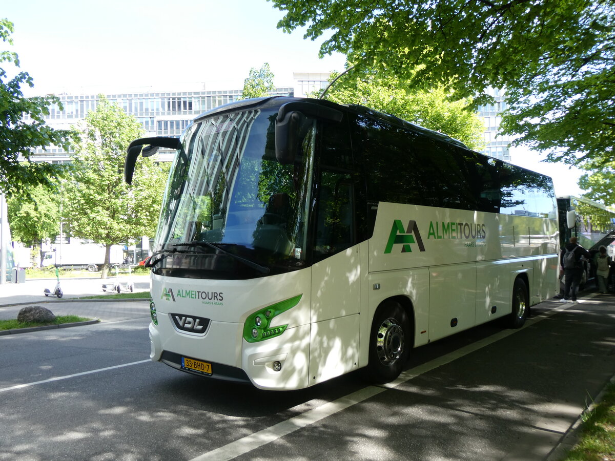 (275'291) - Aus Holland: Almei Tours, Schelluinen - 33-BHD-7 - VDL am 9. Mai 2025 in Hamburg, St. Pauli