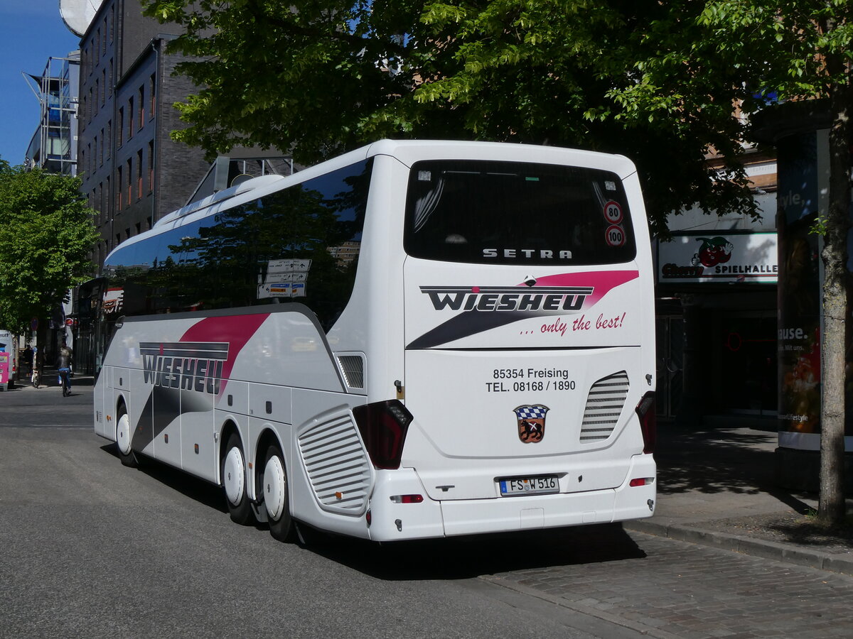 (275'294) - Wiesheu, Freising - FS-W 516 - Setra am 9. Mai 2025 in Hamburg, Reeperbahn