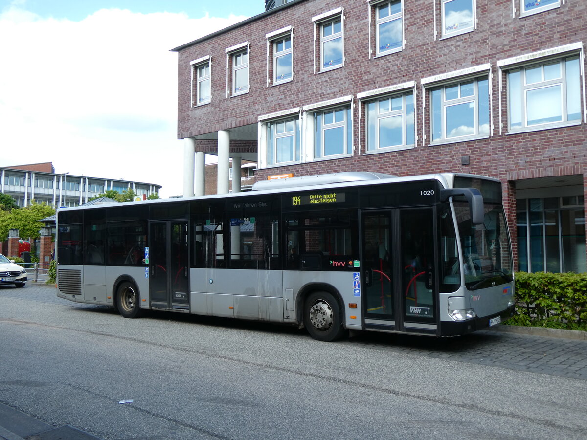 (275'370) - VHH Hamburg - Nr. 1020/HH-VM 528 - Mercedes am 10. Mai 2025 in Norderstedt, U-Bahnhof Norderstedt Mitte 