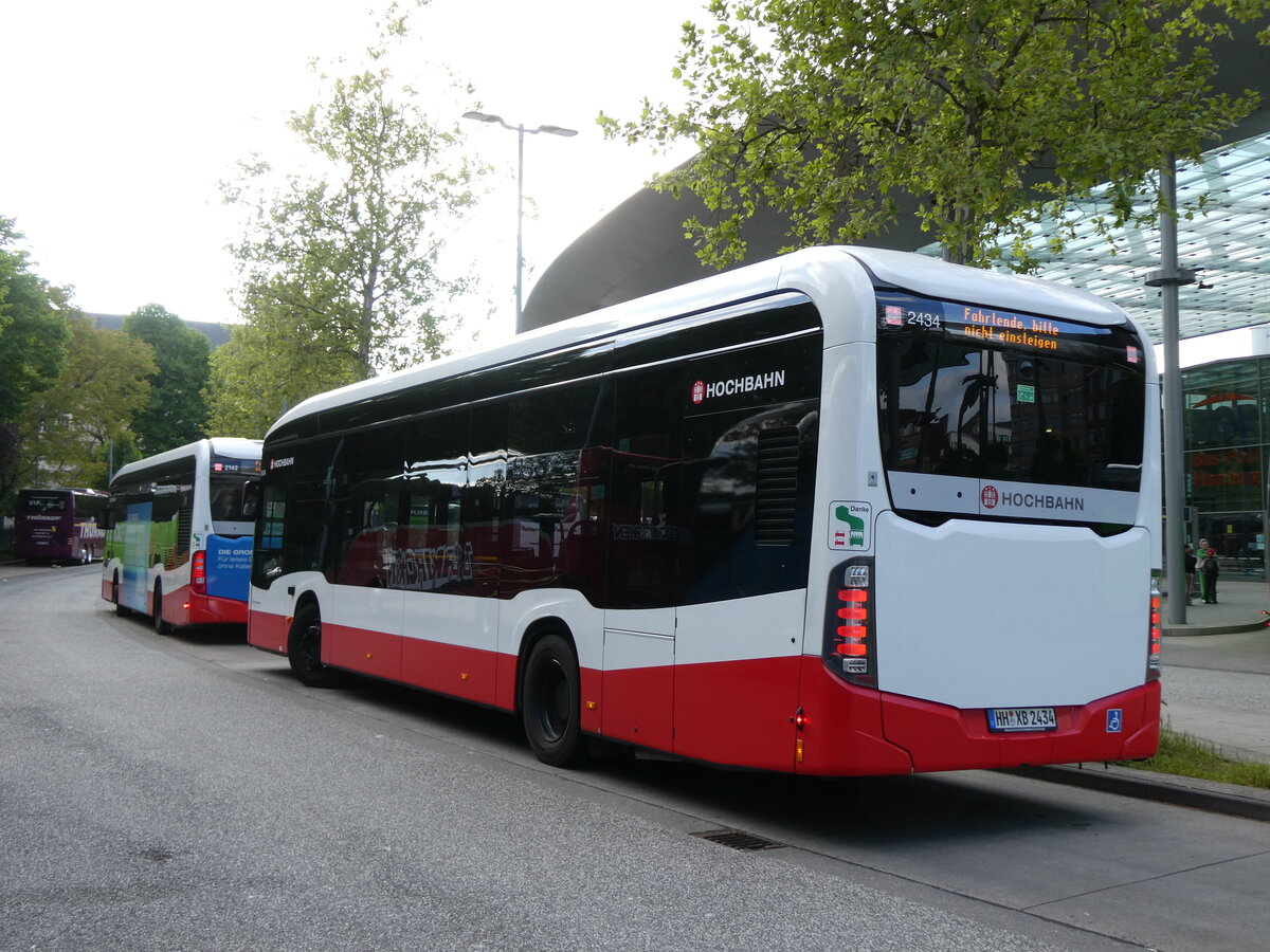 (275'390) - HHA Hamburg - Nr. 2434/HH-XN 2434 - eMercedes am 10. Mai 2025 beim Hauptbahnhof Hamburg