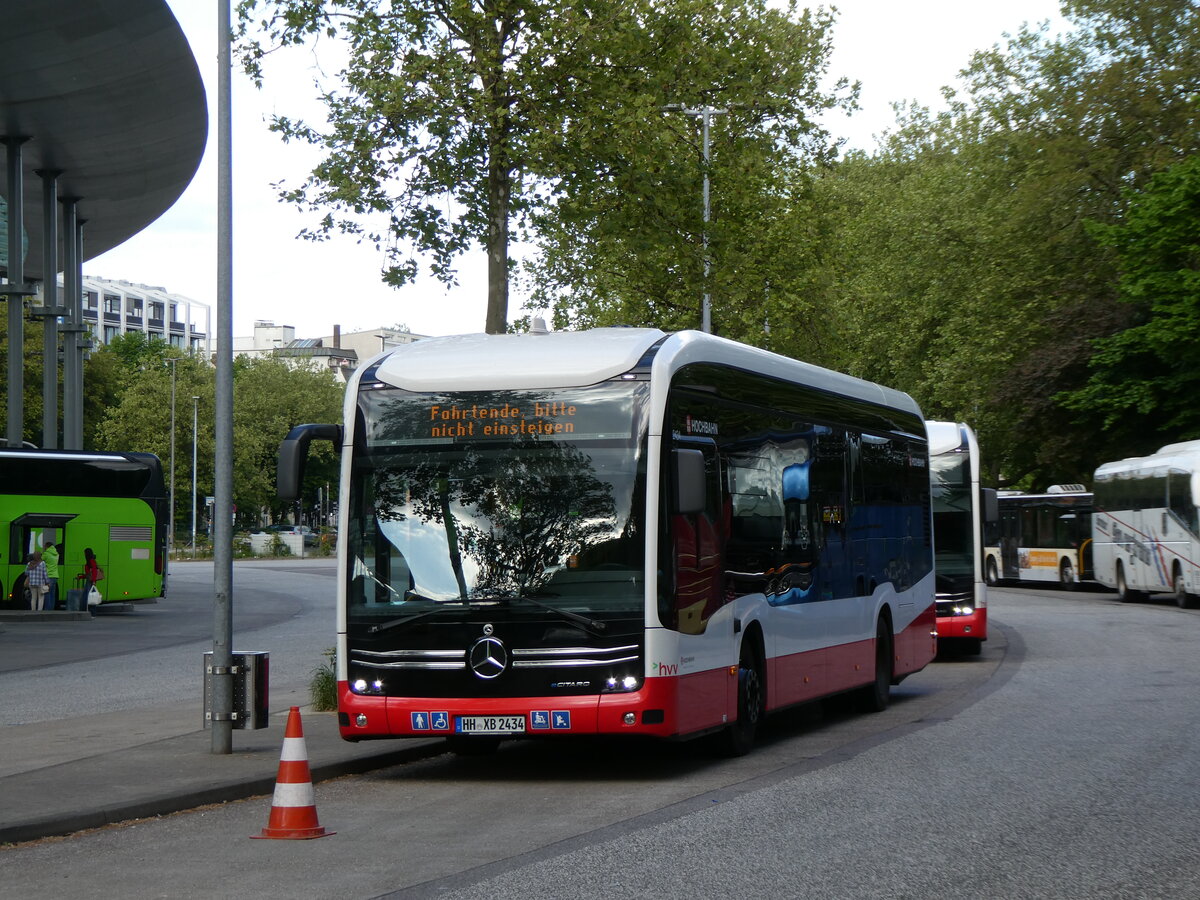 (275'396) - HHA Hamburg - Nr. 2434/HH-XB 2434 - eMercedes am 10. Mai 2025 beim Hauptbahnhof Hamburg