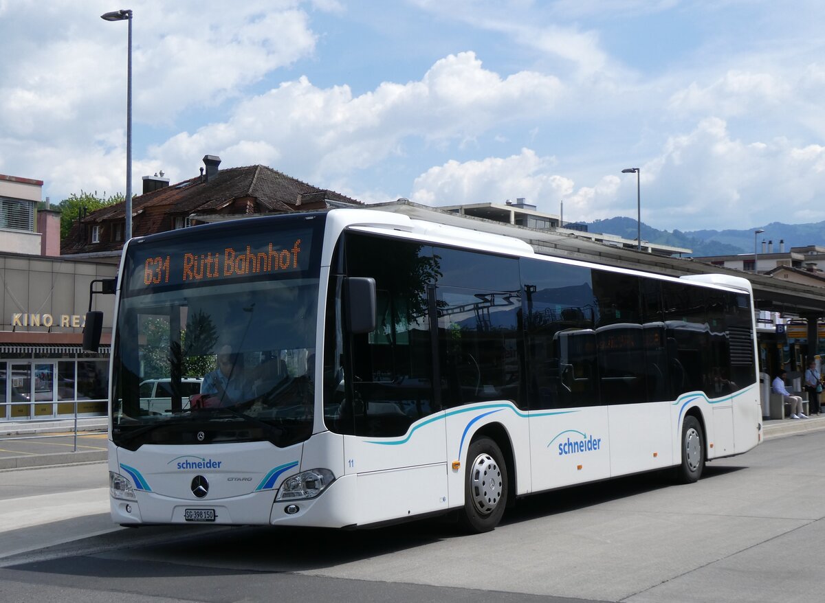 (275'568) - Schneider, Ermenswil - Nr. 11/SG 398'150 - Mercedes am 15. Mai 2025 beim Bahnhof Uznach