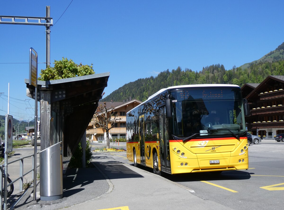 (275'595) - PostAuto Bern - BE 707'919/PID 11'458 - Volvo (ex Kbli, Gstaad) am 16. Mai 2025 beim Bahnhof Saanen