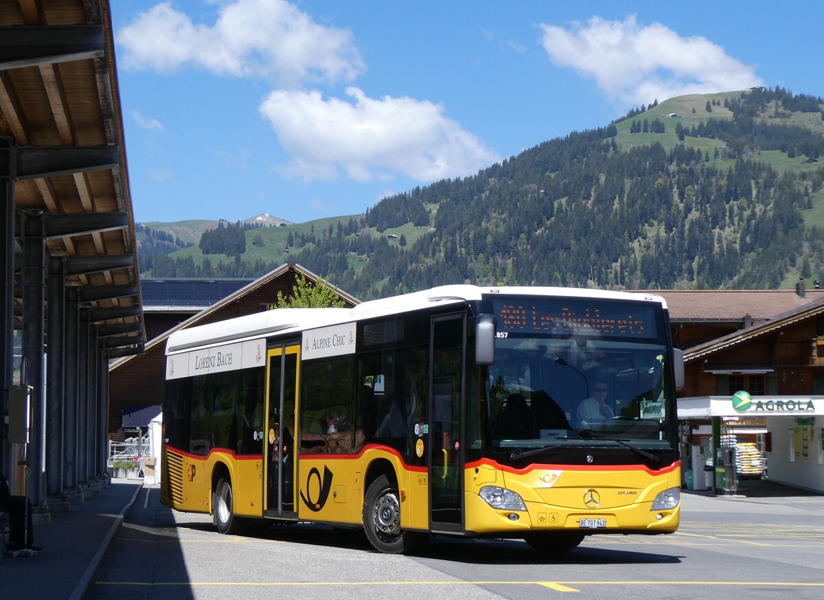 (275'602) - PostAuto Bern - BE 707'943/PID 11'857 - Mercedes (ex Kbli, Gstaad; ex PostAuto Bern BE 538'988; ex PostAuto Bern BE 653'386) am 16. Mai 2025 bim Bahnhof Gstaad