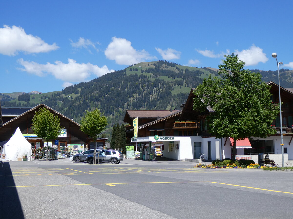 (275'603) - PostAuto-Haltestellen am 16. Mai 2025 beim Bahnhof Gstaad