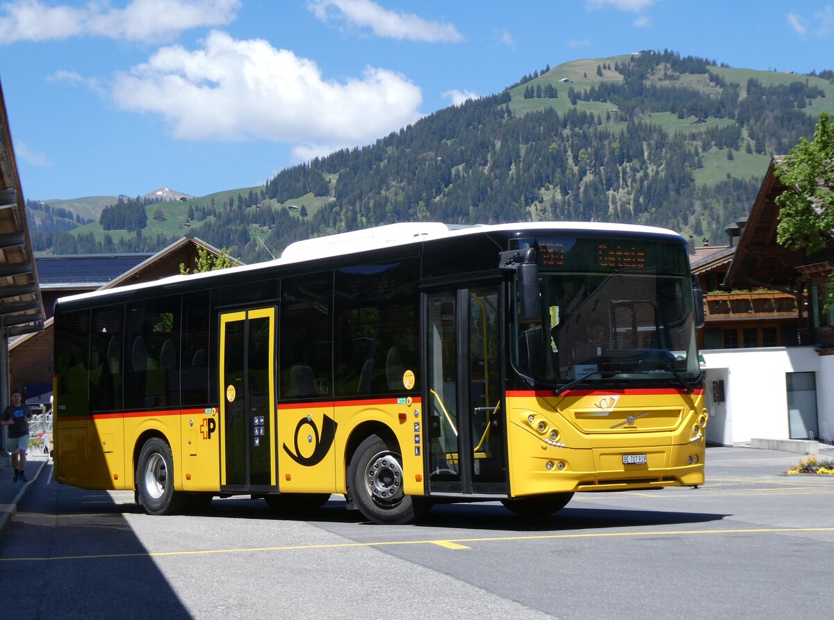 (275'604) - PostAuto Bern - BE 707'919/PID 11'458 - Volvo (ex Kbli, Gstaad) am 16. Mai 2025 beim Bahnhof Gstaad