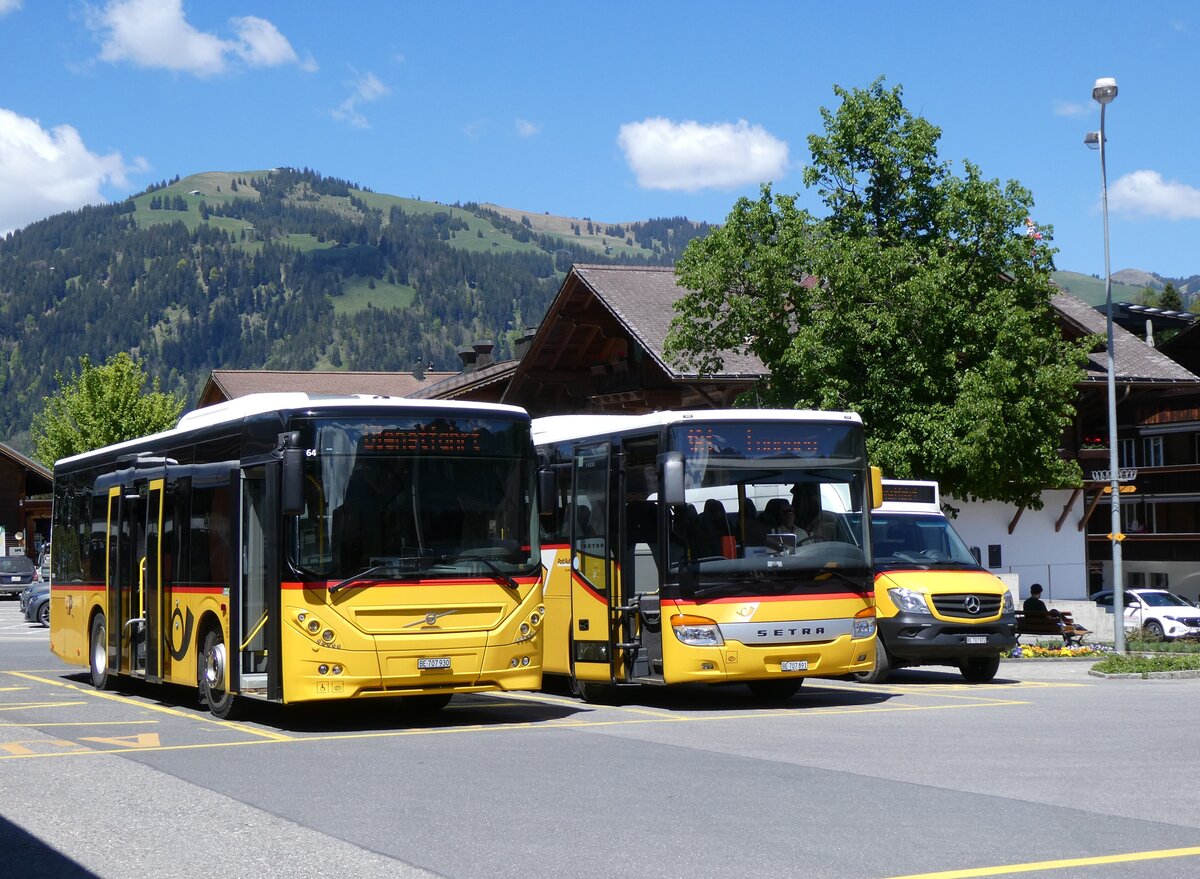 (275'606) - PostAuto Bern - BE 707'930/PID 10'964 - Volvo (ex K�bli, Gstaad) am 16. Mai 2025 beim Bahnhof Gstaad