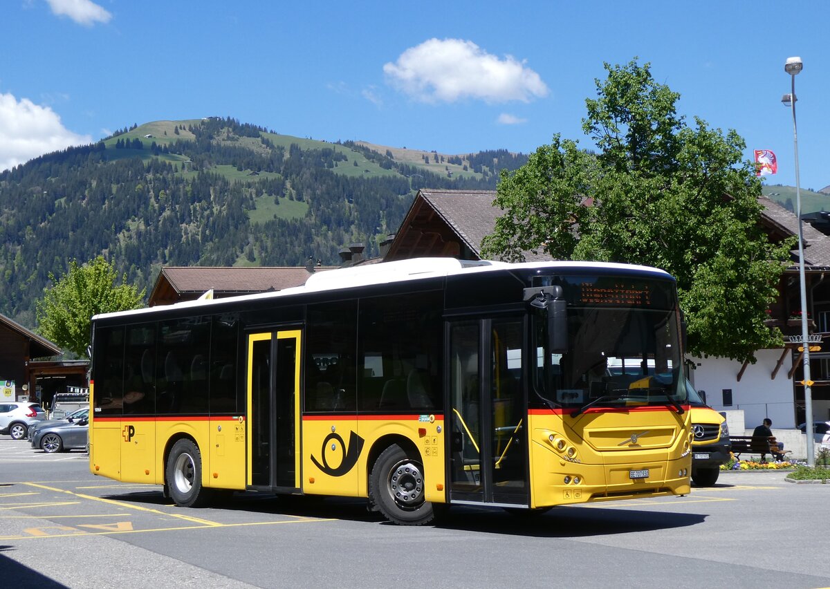 (275'610) - PostAuto Bern - BE 707'930/PID 10'964 - Volvo (ex K�bli, Gstaad) am 16. Mai 2025 beim Bahnhof Gstaad