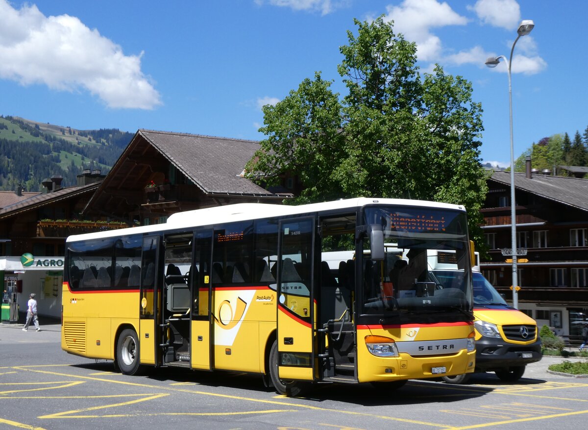 (275'618) - PostAuto Bern - BE 707'891/PID 4535 - Setra (ex Nr. 3; ex Kbli, Gstaad Nr. 3) am 16. Mai 2025 beim Bahnhof Gstaad
