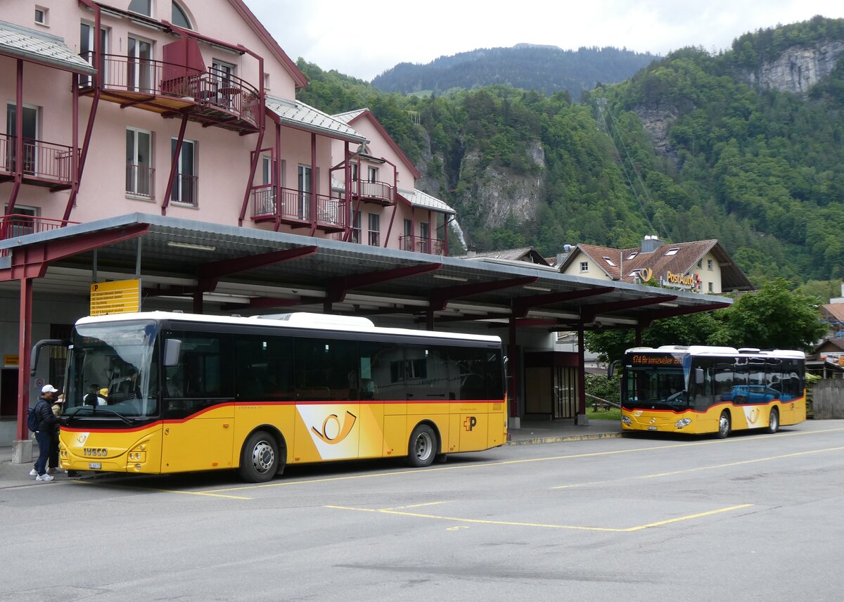 (275'765) - Flck, Brienz - Nr. 28/BE 868'728/PID 11'830 - Iveco + Nr. 23/BE 868'723/PID 11'528 - Mercedes am 23. Mai 2025 in Meiringen, PostAutostation