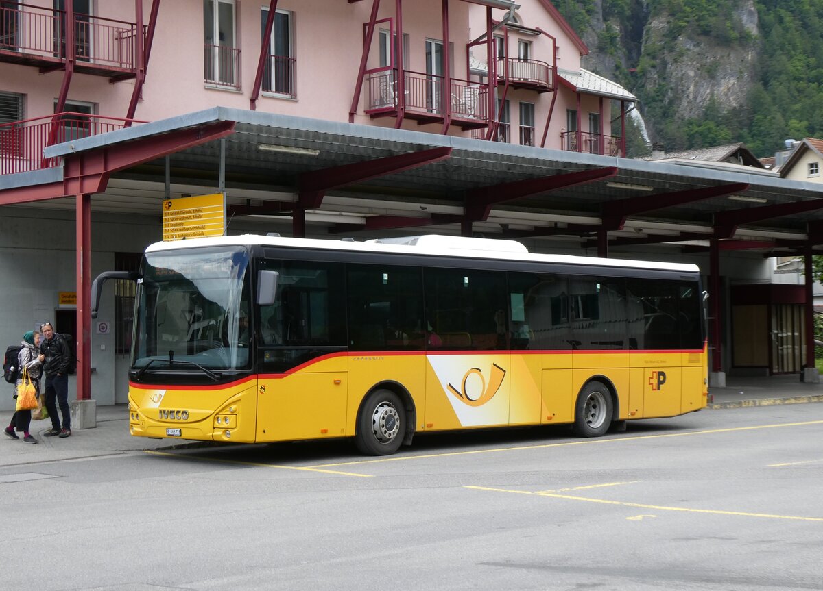 (275'766) - Fl�ck, Brienz - Nr. 28/BE 868'728/PID 11'830 - Iveco am 23. Mai 2025 in Meiringen, Postautostation