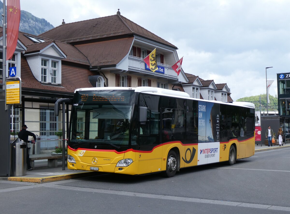 (275'769) - PostAuto Bern - BE 827'645/PID 11'426 - Mercedes am 23. Mai 2025 beim Bahnhof Interlaken Ost