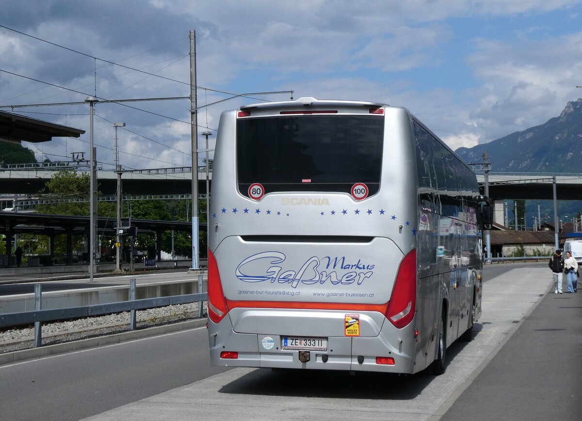 (275'781) - Aus Oesterreich: Gassner, Uttendorf - ZE 333 II - Scania/Higer am 23. Mai 2025 beim Bahnhof Interlaken Ost