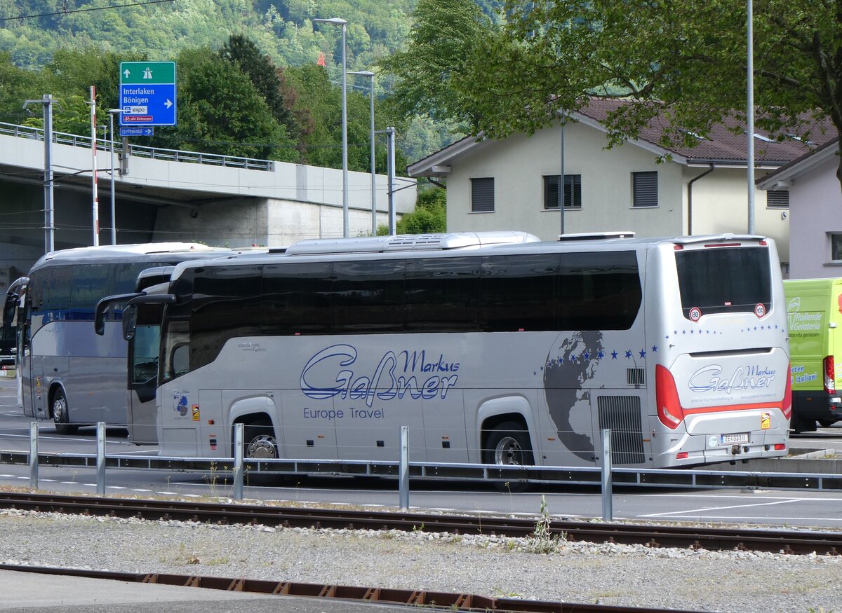 (275'782) - Aus Oesterreich: Gassner, Uttendorf - ZE 333 II - Scania/Higer am 23. Mai 2025 beim Bahnhof Interlaken Ost