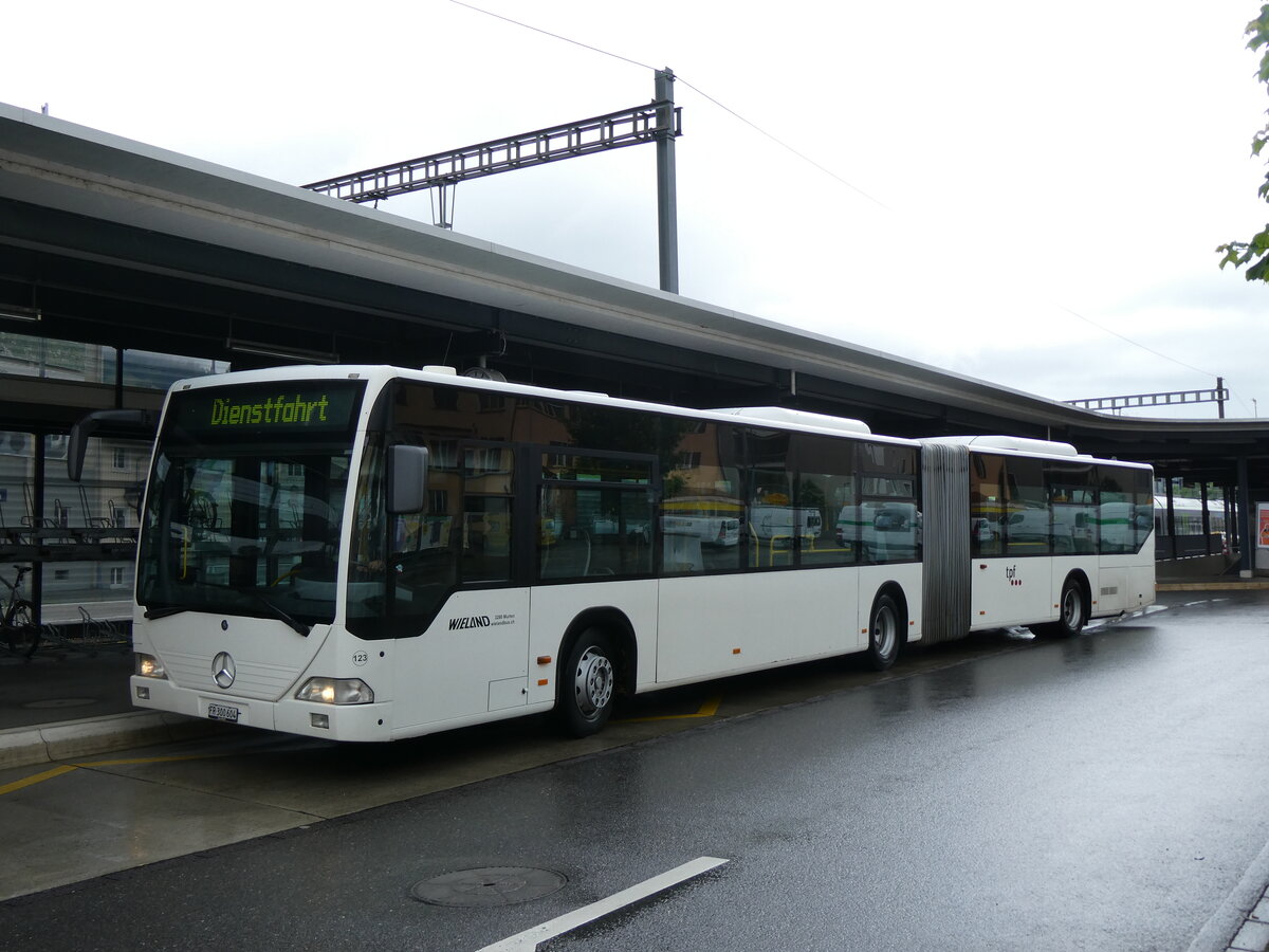 (275'843) - Wieland, Murten - Nr. 123/FR 300'604 - Mercedes (ex Knecht, Windisch Nr. 215; ex Interbus, Yverdon Nr. 215; ex BVB Basel Nr. 794; ex ASN Stadel Nr. 199/PID 4125) am 26. Mai 2025 beim Bahnhof Schpfheim