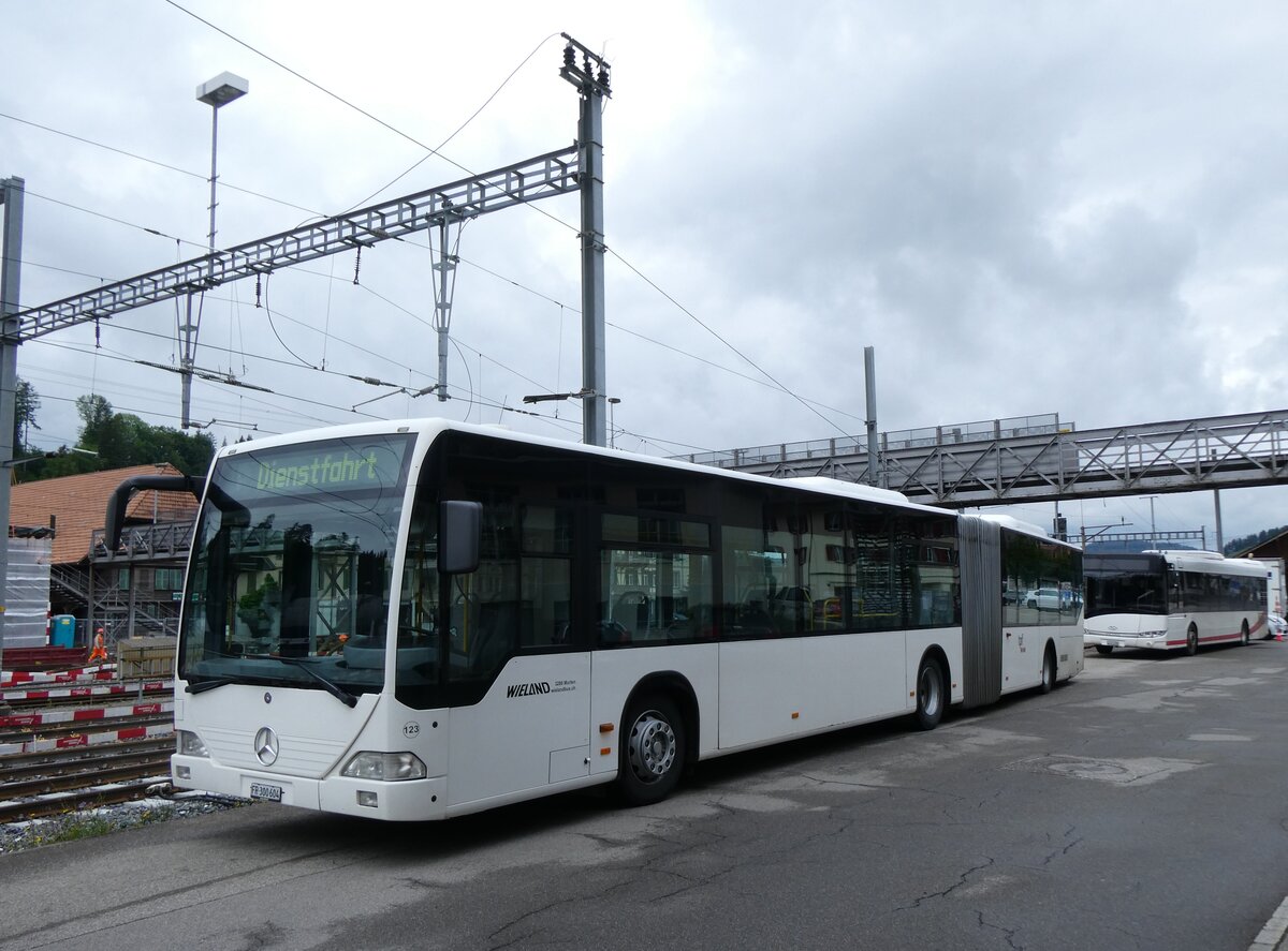 (275'860) - Wieland, Murten - Nr. 123/FR 300'604 - Mercedes (ex Knecht, Windisch Nr. 215; ex Interbus, Yverdon Nr. 215; ex BVB Basel Nr. 794; ex ASN Stadel Nr. 199/PID 4125) am 26. Mai 2025 beim Bahnhof Langnau 