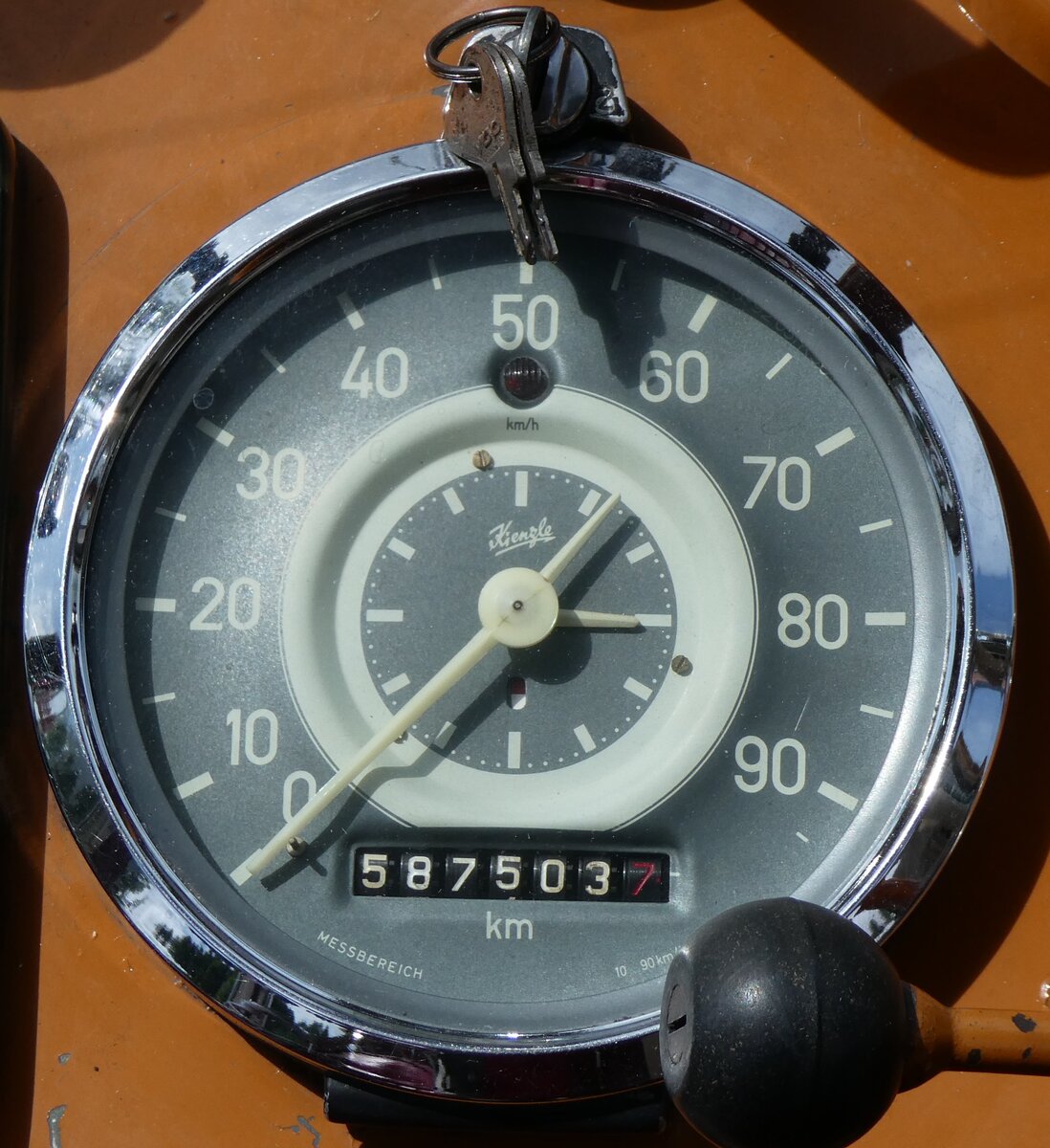 (275'876) - STI Thun - Nr. 15/BE 26'776 - Saurer/Gangloff (ex AvH Heimenschwand Nr. 5) am 27. Mai 2025 in Gohl, Restaurant Jgerhus (Detailaufnahme - 587'503,7 Kilometer)