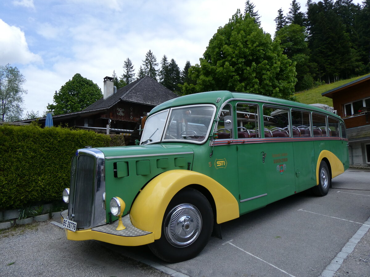 (275'878) - STI Thun - Nr. 15/BE 26'776 - Saurer/Gangloff (ex AvH Heimenschwand Nr. 5) am 27. Mai 2025 in Gohl, Restaurant Jgerhus