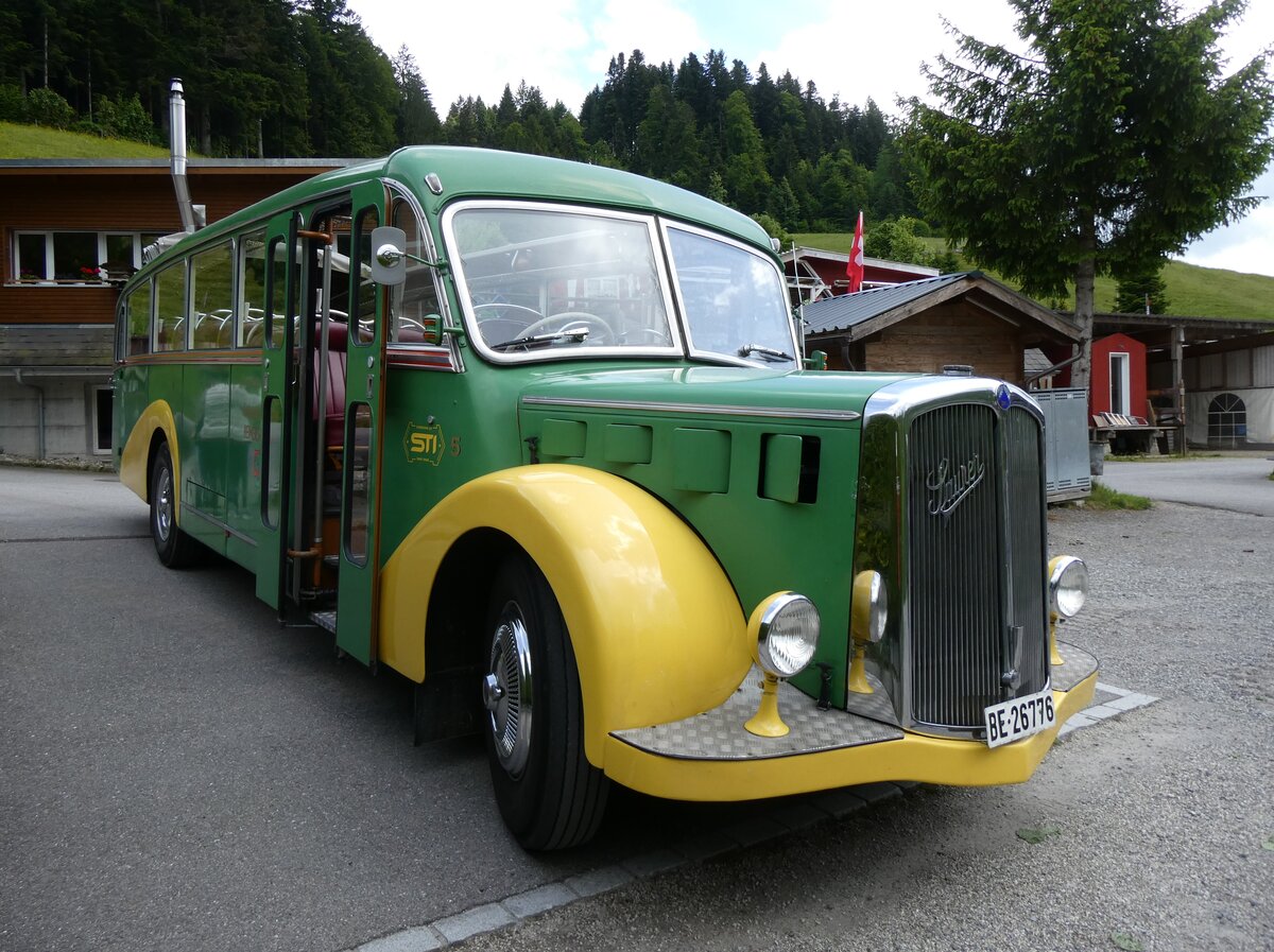 (275'879) - STI Thun - Nr. 15/BE 26'776 - Saurer/Gangloff (ex AvH Heimenschwand Nr. 5) am 27. Mai 2025 in Gohl, Restaurant Jgerhus