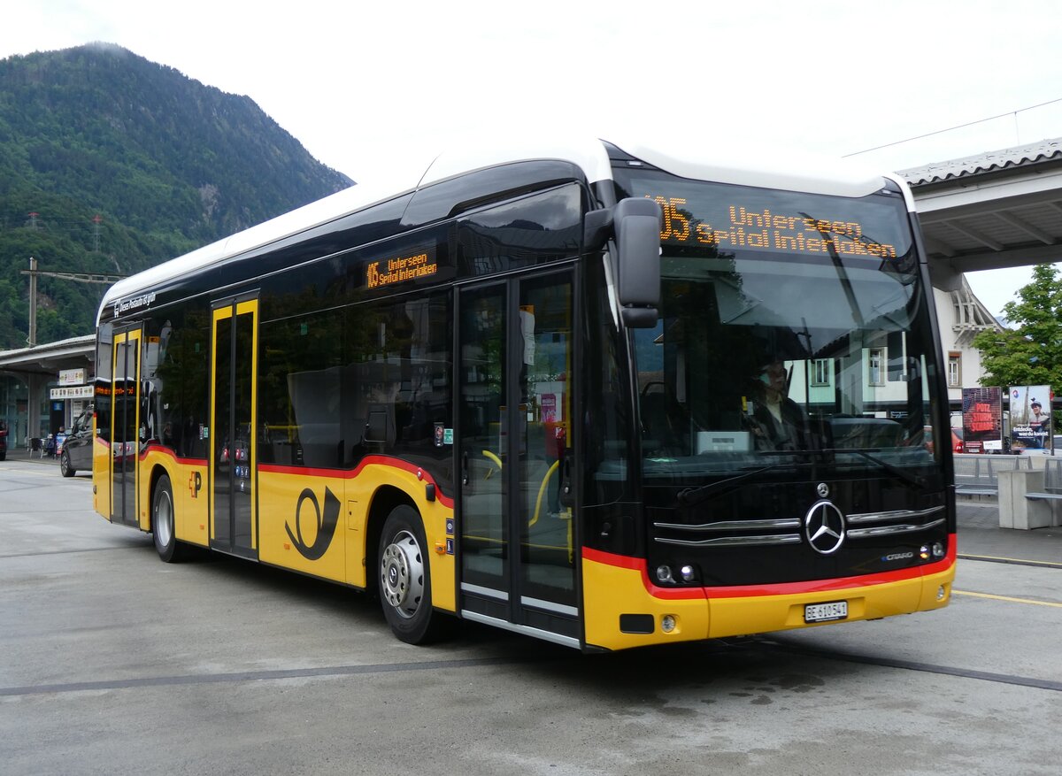 (275'903) - PostAuto Bern - BE 610'541/PID 12'130 - eMercedes am 29. Mai 2025 beim Bahnhof Interlaken West