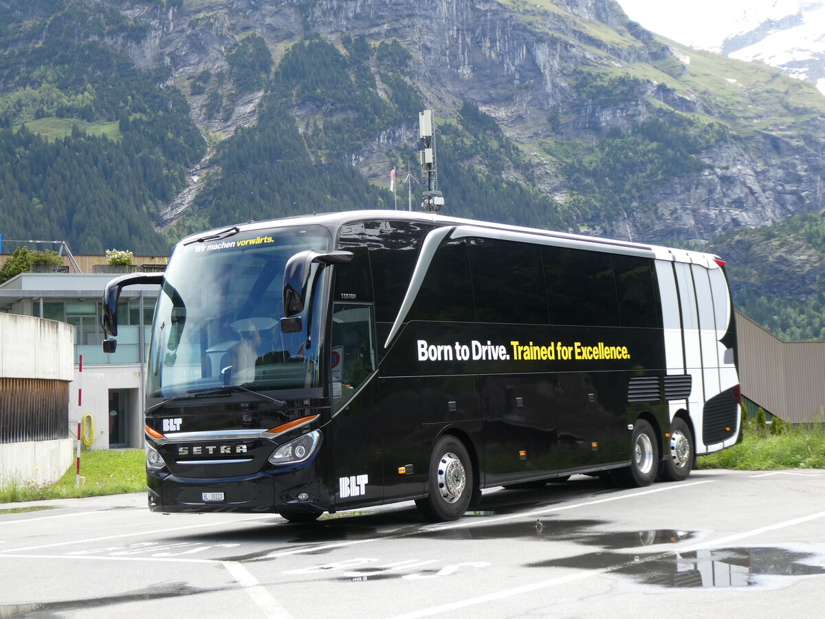 (275'922) - BLT Oberwil - BL 30'220 - Setra am 29. Mai 2025 beim Bahnhof Grindelwald