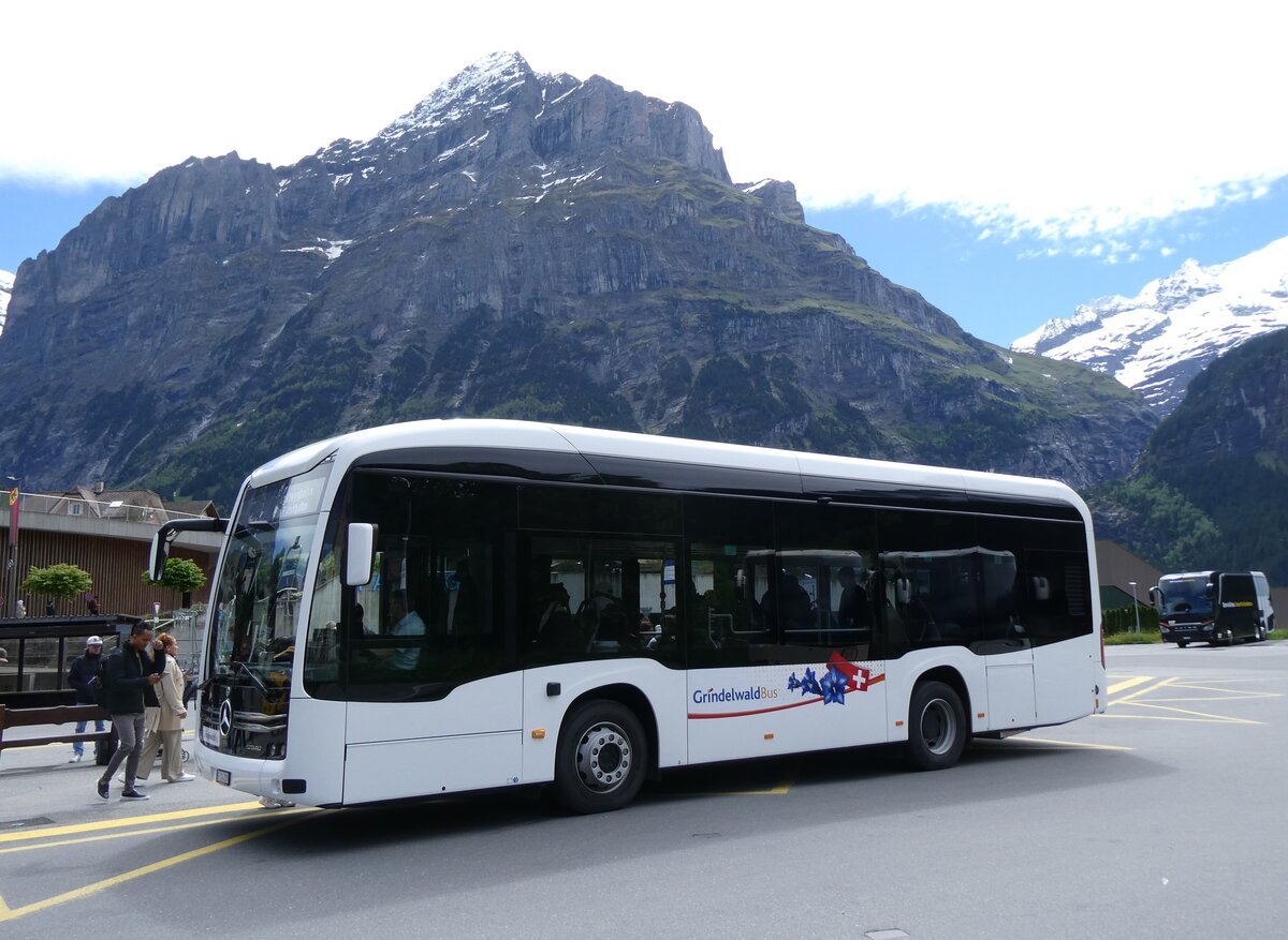 (275'929) - GrindelwaldBus, Grindelwald - Nr. 200/BE 114'200 - eMercedes am 29. Mai 2025 beim Bahnhof Grindelwald (Testbus Daimler Buses, Winterthur)