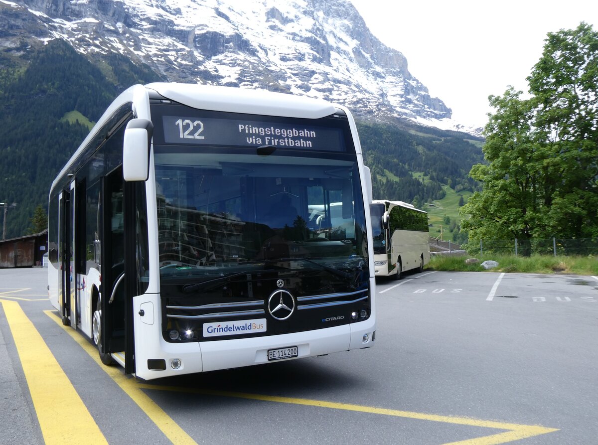 (275'931) - GrindelwaldBus, Grindelwald - Nr. 200/BE 114'200 - eMercedes am 29. Mai 2025 beim Bahnhof Grindelwald (Testbus Daimler Buses, Winterthur)