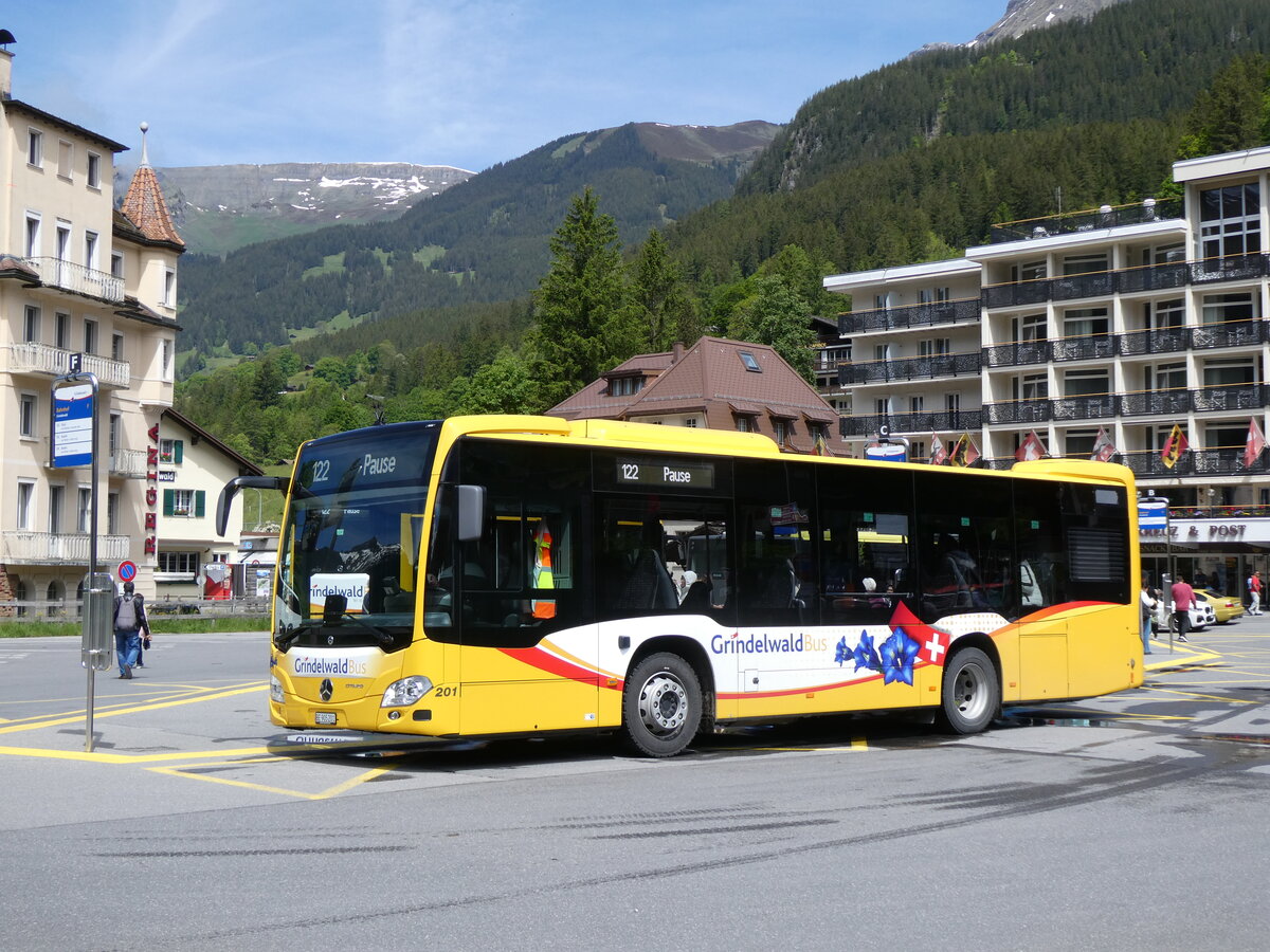 (275'938) - GrindelwaldBus, Grindelwald - Nr. 201/BE 905'201 - Mercedes am 29. Mai 2025 beim Bahnhof Grindelwald