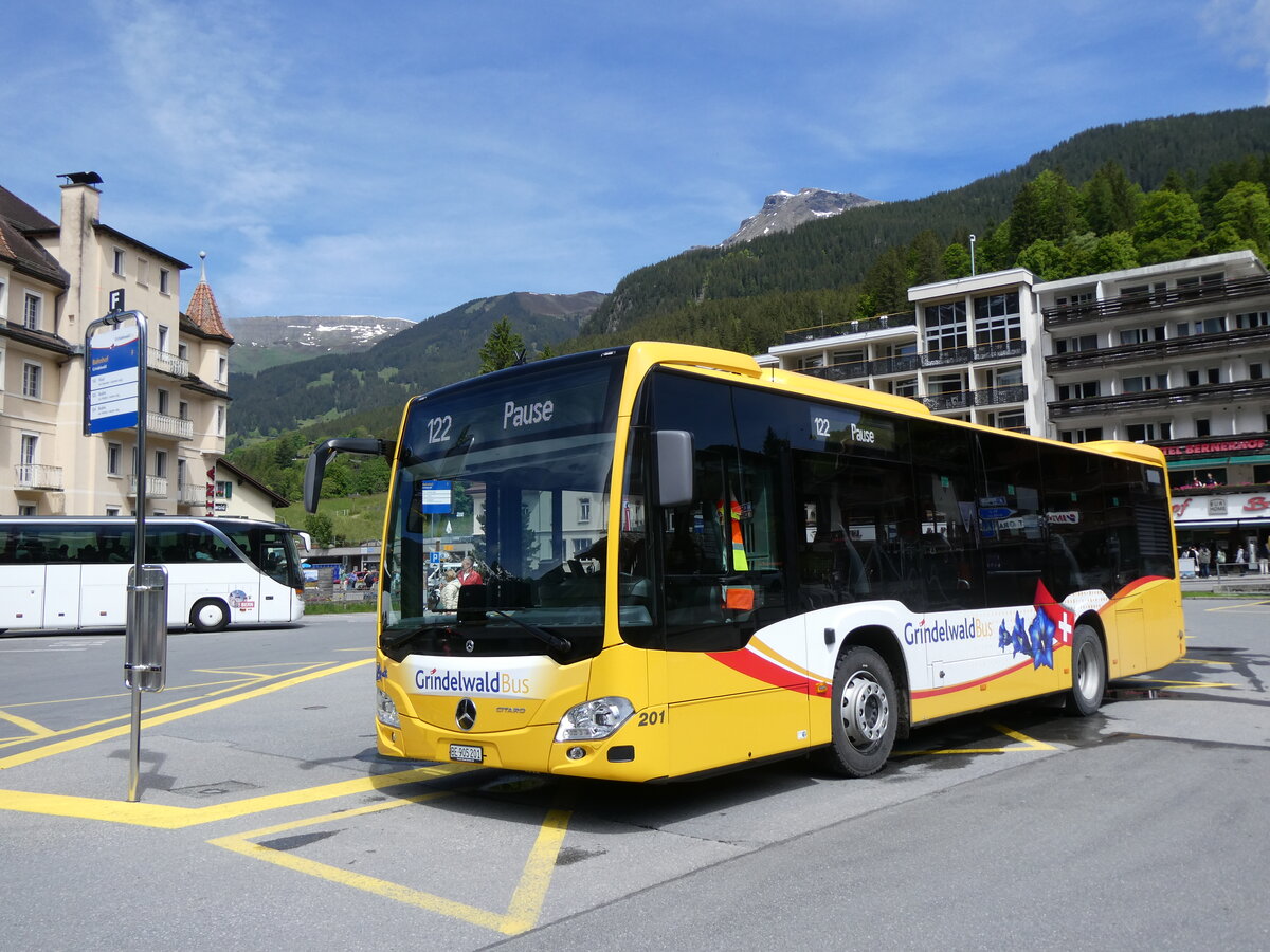 (275'942) - GrindelwaldBus, Grindelwald - Nr. 201/BE 905'201 - Mercedes am 29. Mai 2025 beim Bahnhof Grindelwald