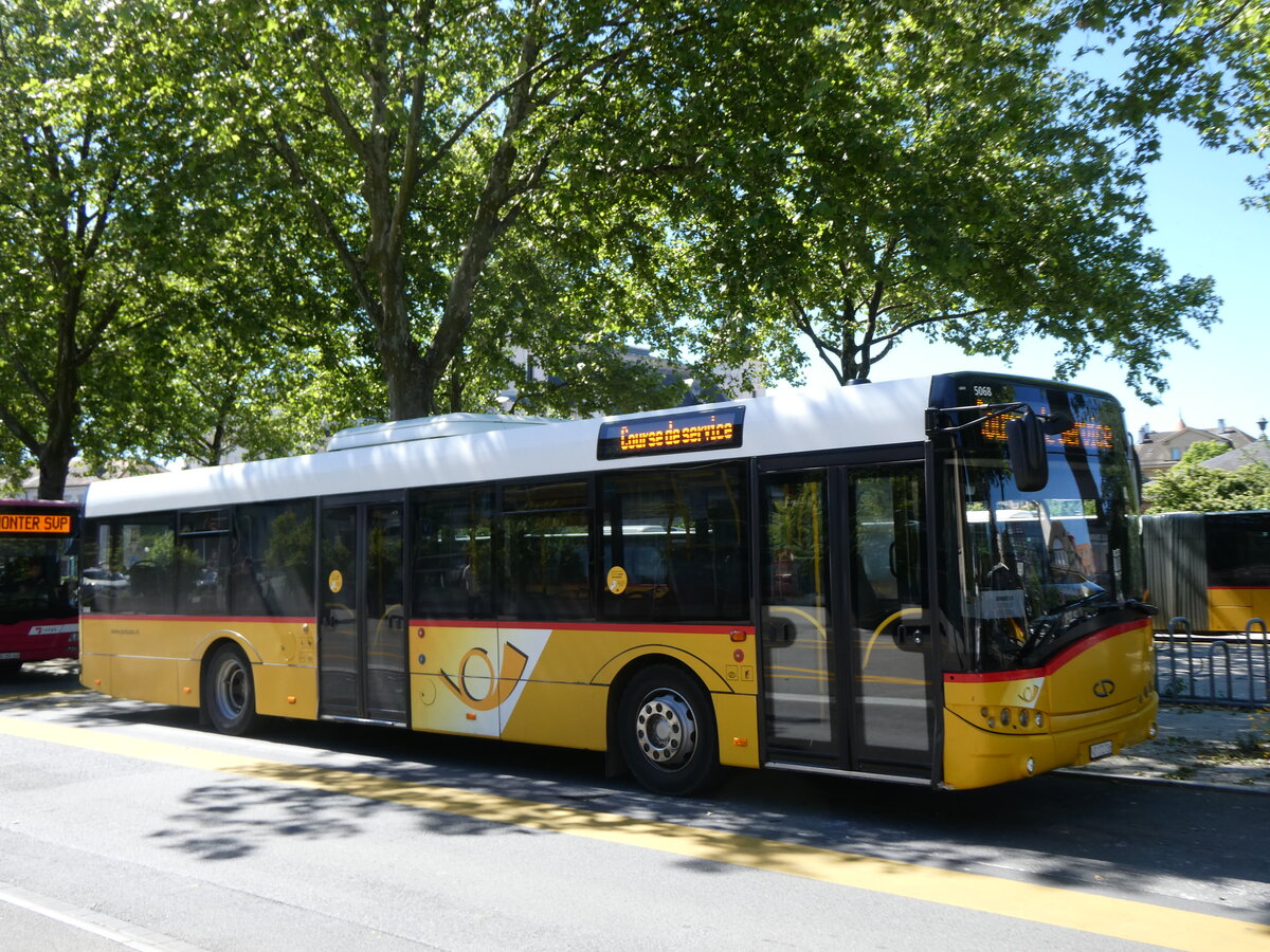 (275'988) - CarPostal Ouest - VD 172'736/PID 5068 - Solaris (ex PostAuto Bern) am 30. Mai 2025 beim Bahnhof Yverdon