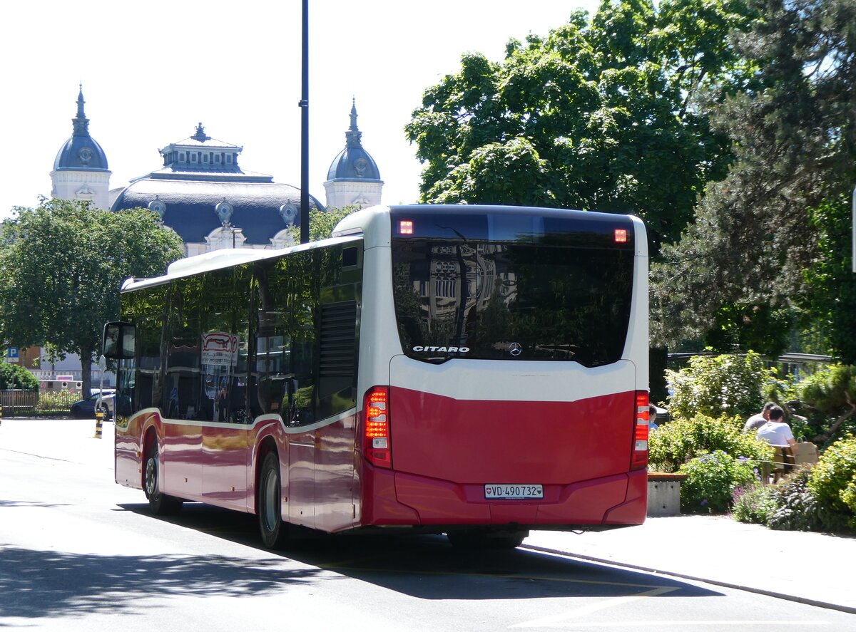 (276'005) - CarPostal Ouest - VD 490'732/PID 12'424 - Mercedes (ex Wiener Linien, A-Wien Nr. 8157) am 30. Mai 2025 beim Bahnhof Yverdon