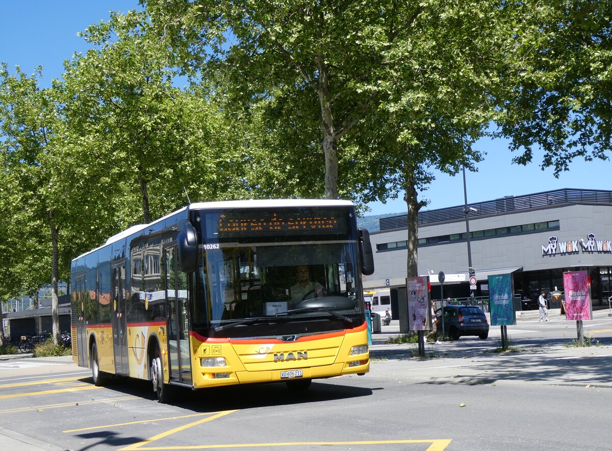 (276'044) - CarPostal Ouest - VD 606'211/PID 10'262 - MAN (ex JU 51'287; ex Nr. 22) am 30. Mai 2025 beim Bahnhof Yverdon