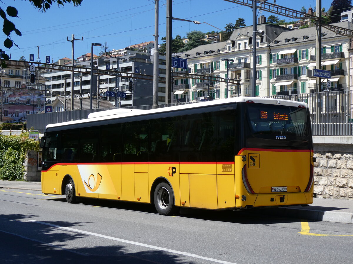 (276'047) - CarPostal Ouest - NE 165'364/PID 10'018 - Iveco (ex TPC Aigle Nr. CP09) am 30. Mai 2025 beim Bahnhof Neuchtel