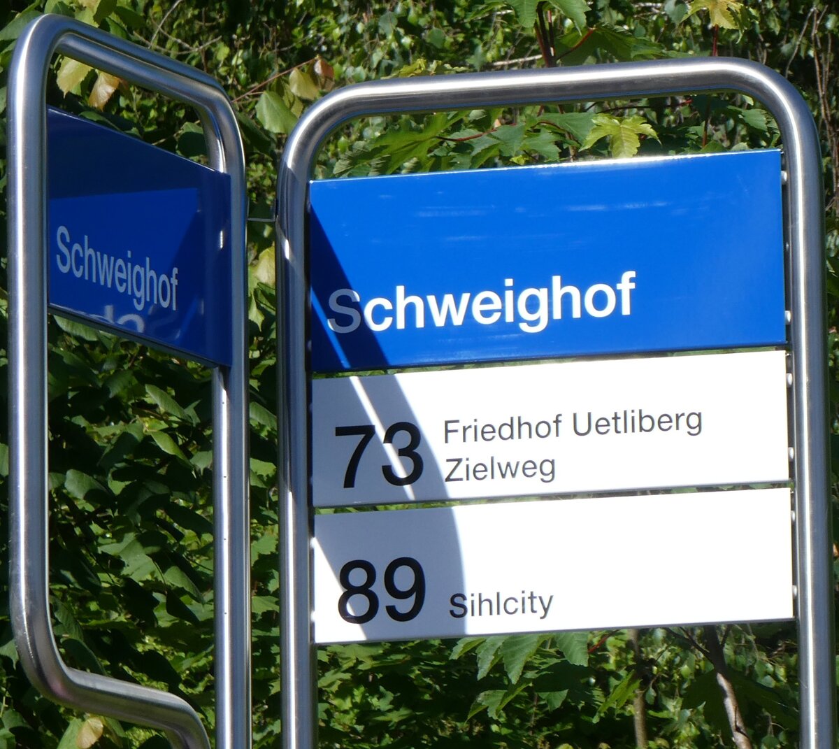 (276'082) - ZVV-Haltestellenschild - Zrich-Schweighof, Bahnhof - am 31. Mai 2025