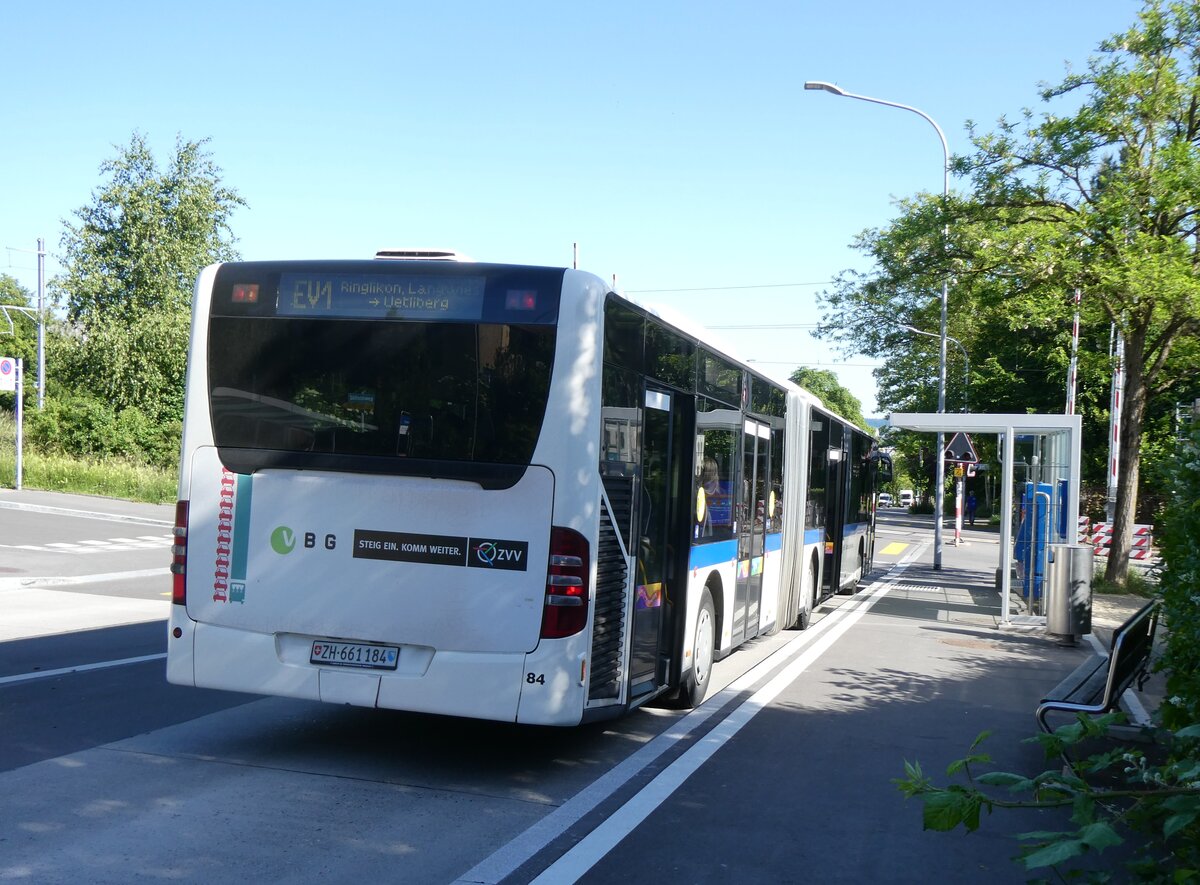 (276'086) - Welti-Furrer, Bassersdorf - Nr. 84/ZH 661'184 - Mercedes am 31. Mai 2025 beim Bahnhof Zrich-Schweighof