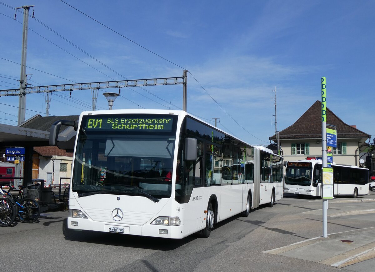 (276'157) - Wieland, Murten - Nr. 123/FR 300'604 - Mercedes (ex Knecht, Windisch Nr. 215; ex Interbus, Yverdon Nr. 215; ex BVB Basel Nr. 794; ex ASN Stadel Nr. 199/PID 4125) am 1. Juni 2025 beim Bahnhof Langnau